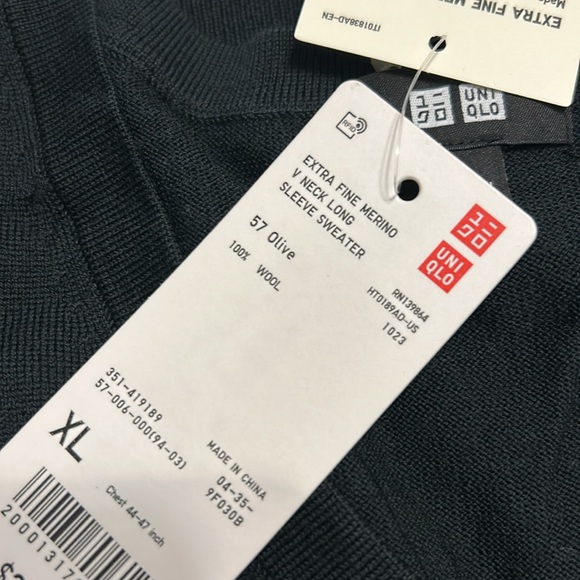 Men’s Uniqlo v-neck merino 4 colors XL - Picture 2 of 9